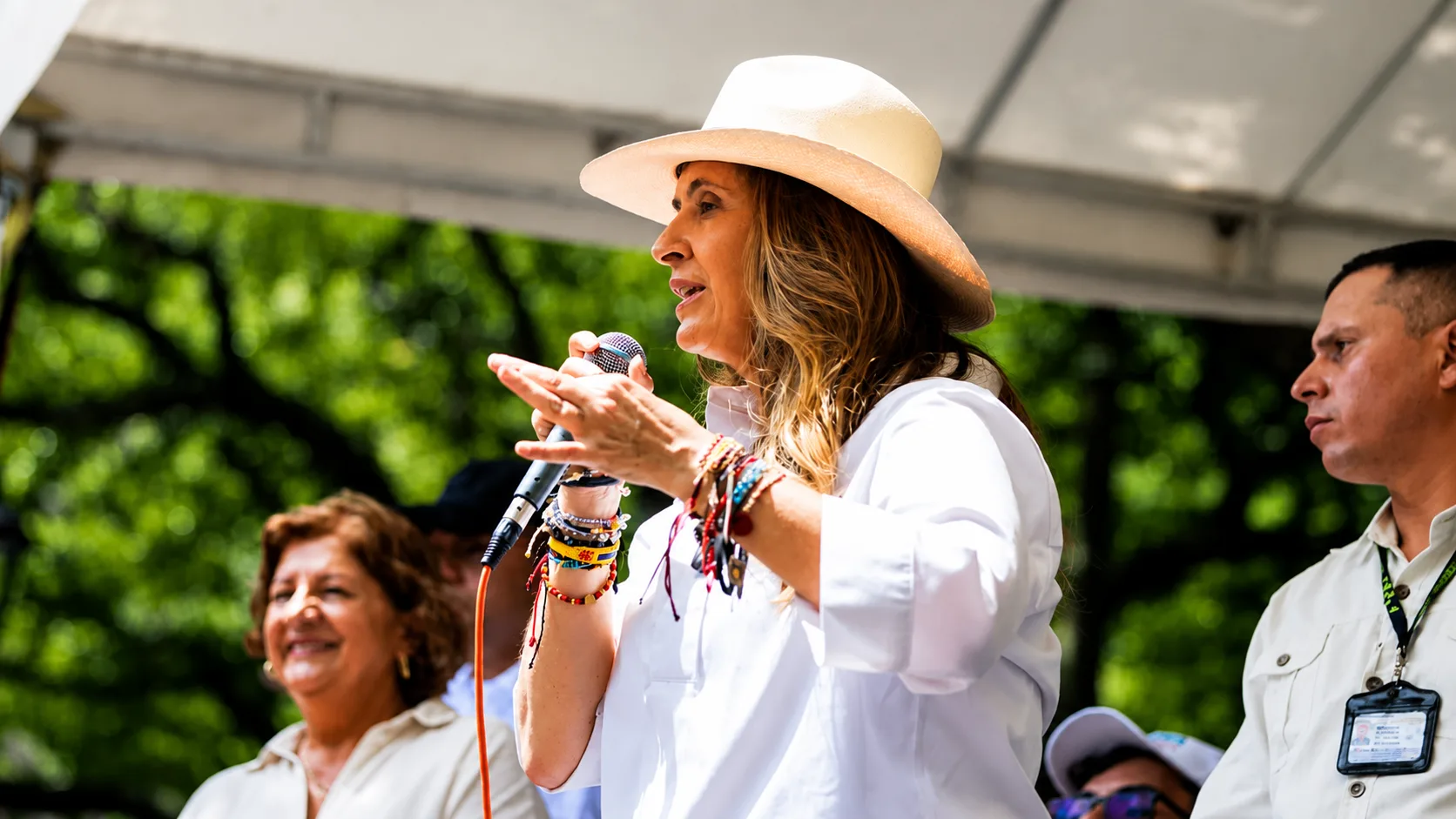 Paloma Valencia niega haberse “vuelto de izquierda” y asegura que siempre ha estado al lado de Álvaro Uribe